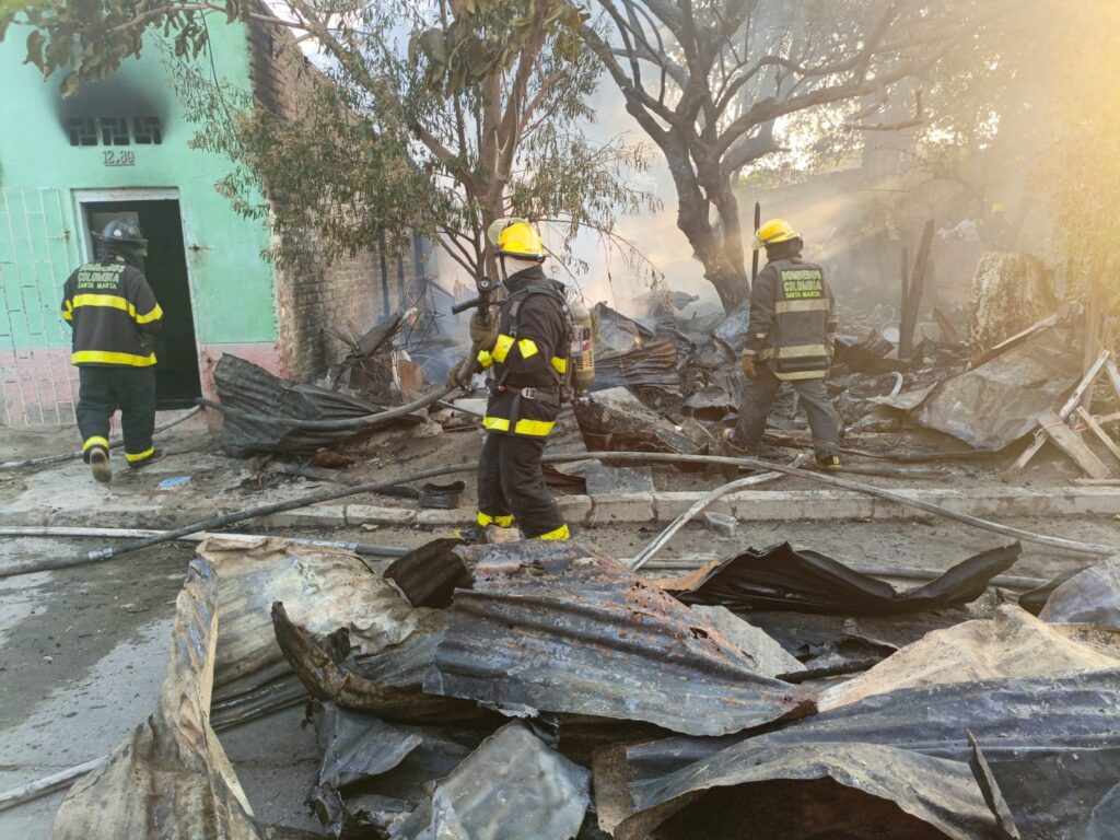 incendio que destruyó dos casas en Santa Marta