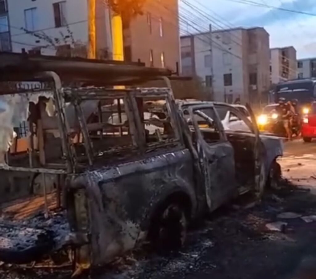 vehículos se vieron impedidos de pasar debido a neumáticos incendiados en la vía.