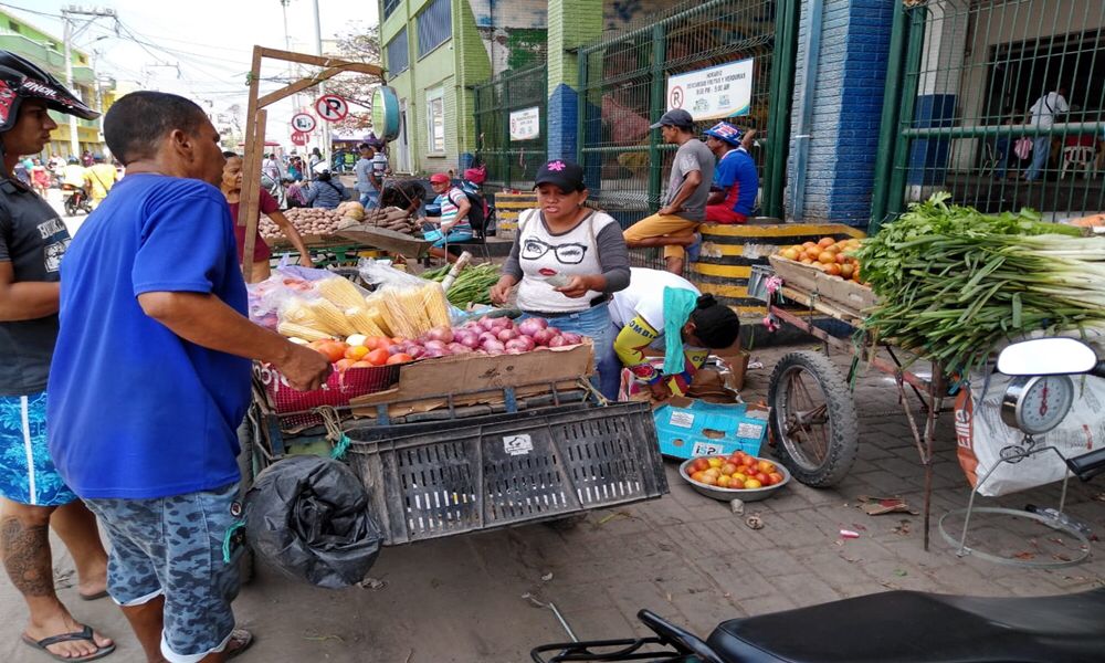 Todas las calles están invadidas de vendedores ambulantes. Comerciantes formales dicen estar desesperados por bajas ventas.